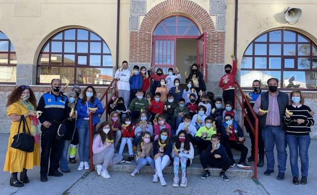 El Ayuntamiento de Guijuelo reparte plátanos de Canarias al alumnado como muestra de apoyo a La Palma
