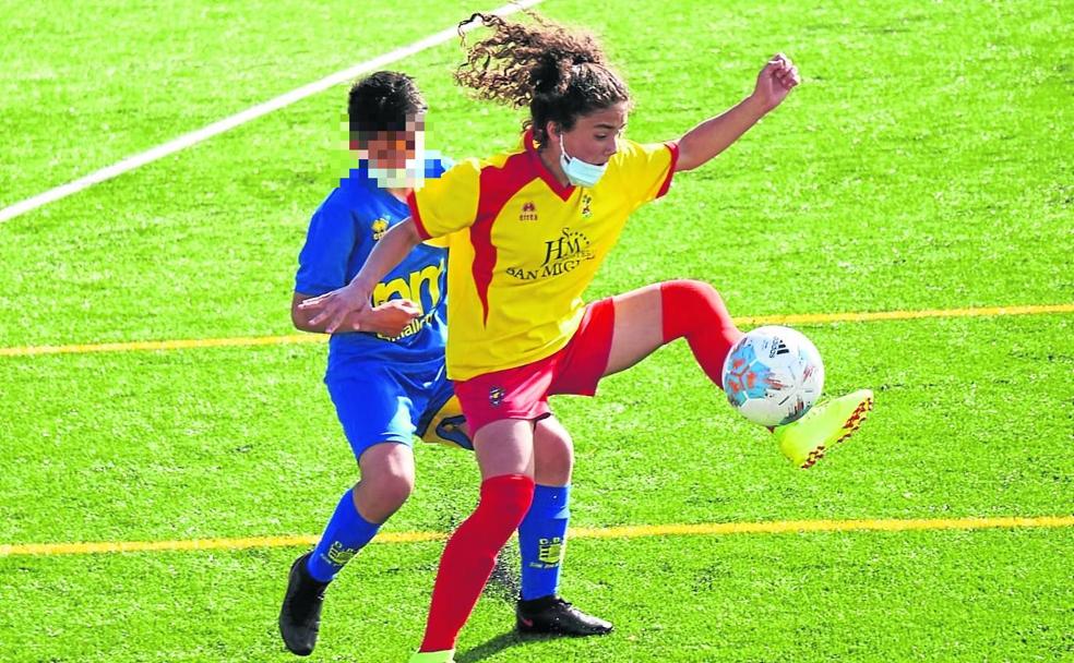 Más de 27.000 firmas para que Claudia siga jugando