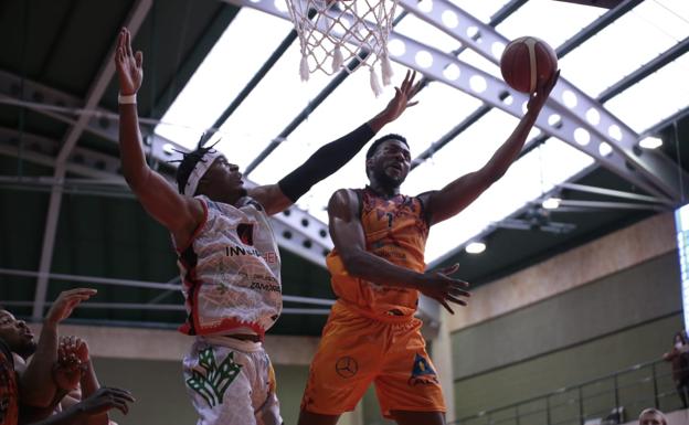 Duro correctivo para el Aquimisa Carbajosa en el debut liguero ante el Zamora Enamora (60-85)