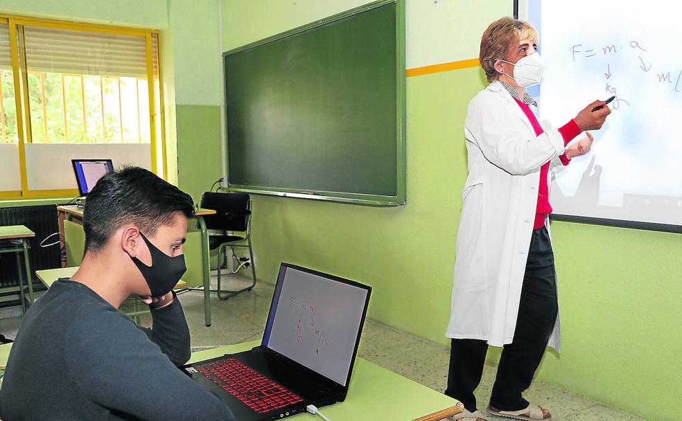 Óliver Calvo, alumno con una discapacidad visual del 80%: «En clase soy uno más»