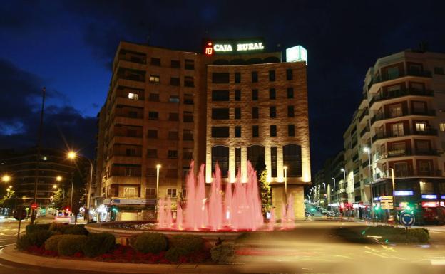 La fuente de la Puerta Zamora de Salamanca, de color naranja este domingo por el Día de la Salud Mental