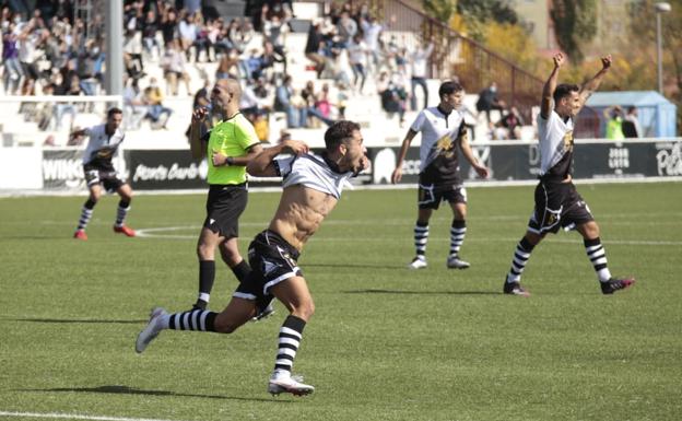 Un increíble Salinas ratifica el liderato de Unionistas a base de golazos ante el colista (3-1)