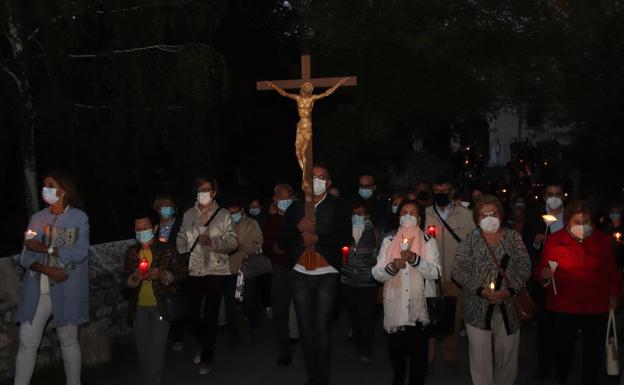 Las procesiones vuelven al Henar sin la Virgen pero con muchas velas