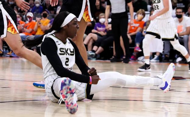 La escolta del Avenida Kahleah Copper lidera a las Chicago Sky en el primer partido de la final de la WNBA