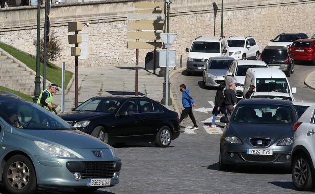 La llegada de más visitantes complica el tráfico en Segovia y llena los cuatro aparcamientos subterráneos
