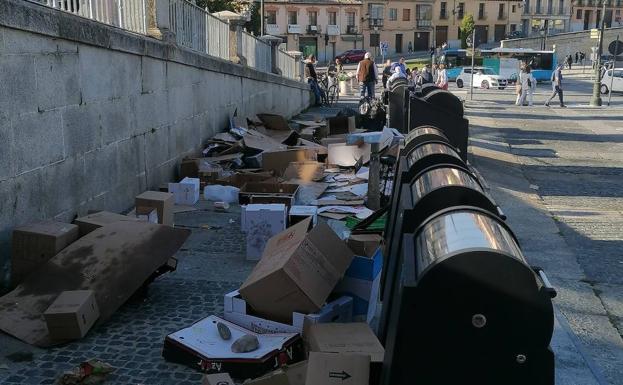 El PP denuncia la «marea» de basuras que la ciudad ha acumulado durante el puente