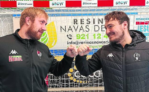 Dos amigos tienen la llave de la portería del Balonmano Nava