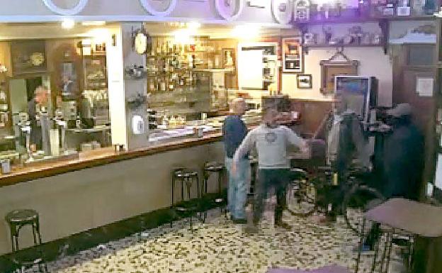 Tres clientes impiden un atraco a mano armada en el bar La Ferroviaria