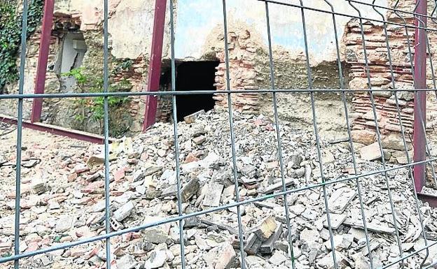 Demolición controlada en el edificio Buitrago, en Santa Eulalia