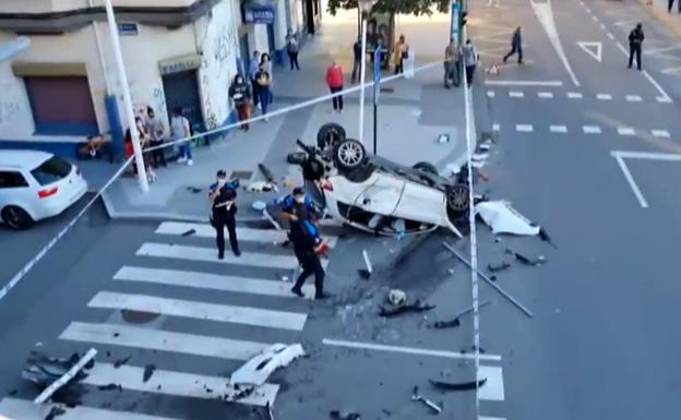 Vídeo: cae un coche por un puente de ocho metros durante un pique con otro vehículo