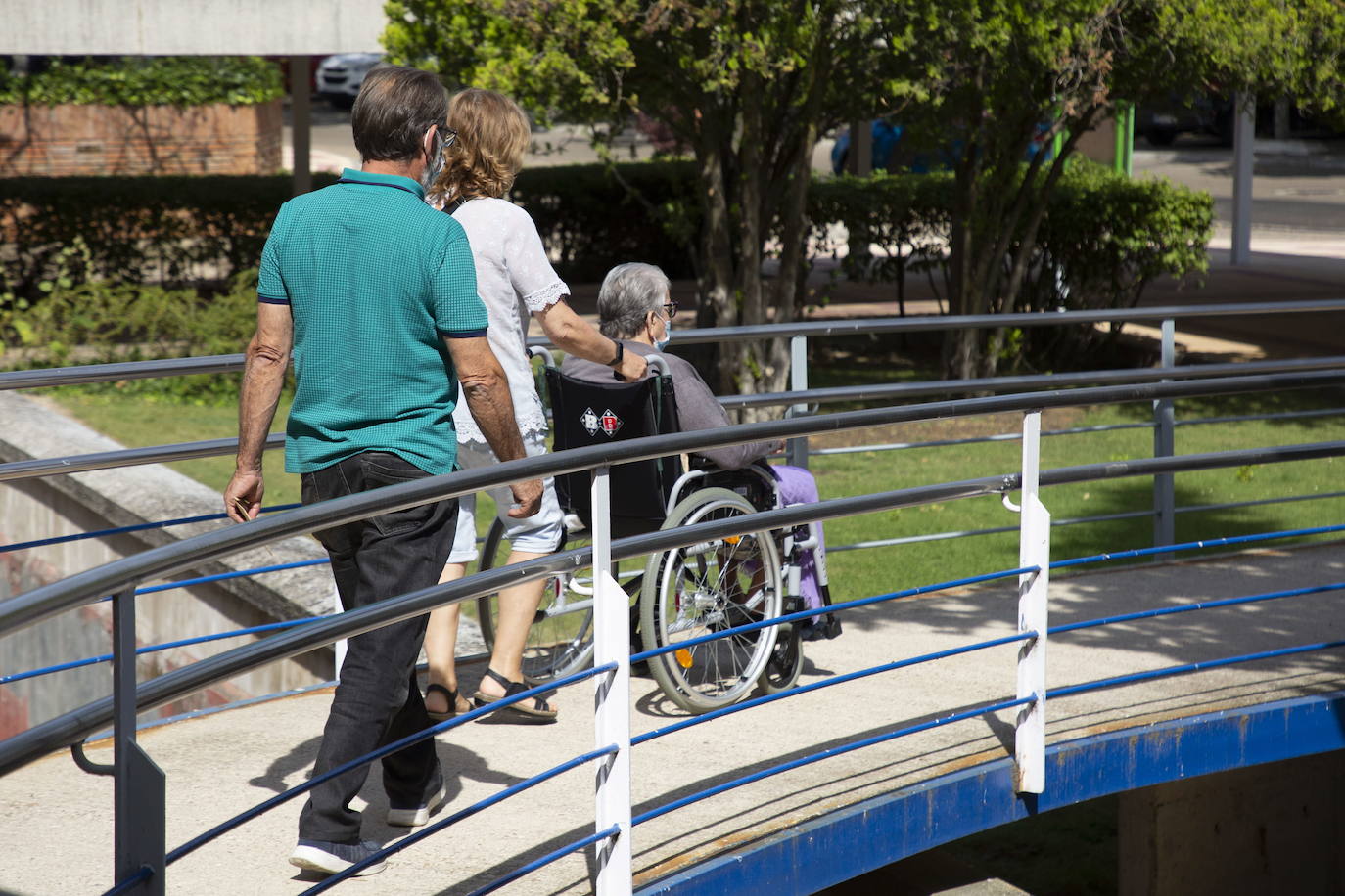 La Junta flexibiliza las medidas anticovid: un acompañante por habitación en las residencias