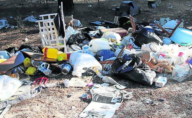 Cuéllar declara la guerra a los vertidos descontrolados de basura