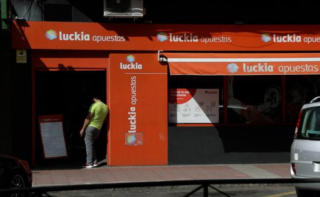 Podemos acusa a la Junta de apostar por el juego pese a los problemas de salud que crea