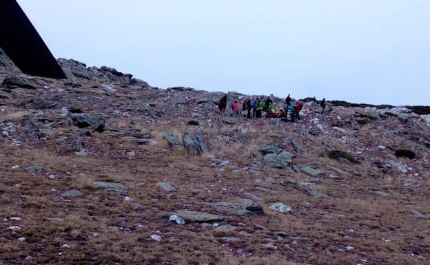 Rescatado en helicóptero en el Pico del Lobo un hombre con un golpe en la cabeza y el hombro