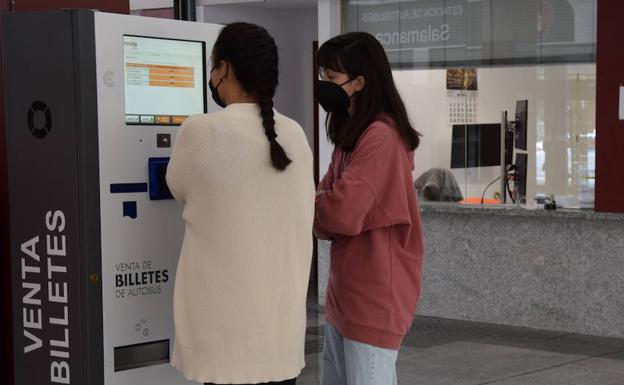 La digitalización de venta de billetes de autobús, un problema añadido para la movilidad de los mayores