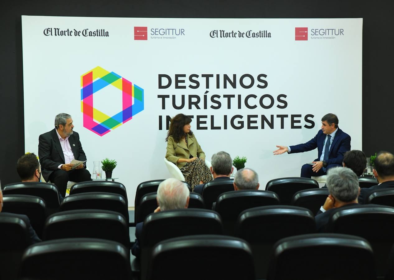 La ministra Reyes Maroto clausura en Valladolid la jornada 'Destinos turísticos inteligentes'