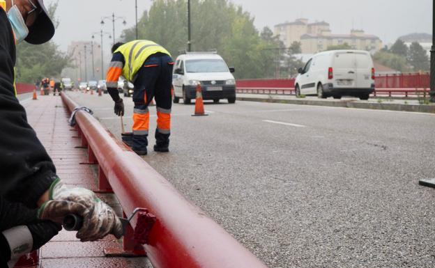 El Puente de Adolfo Suárez permanecerá con un carril cortado este lunes