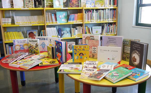 La biblioteca de Carbajosa da la bienvenida con un regalo a los niños de 0 a 3 años a través del 'Plan Leo'