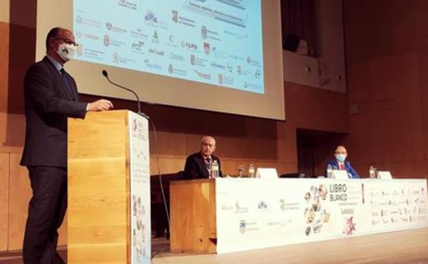 Fuentes pide a las instituciones «confianza y estabilidad» para ayudar en los «desafíos» de la reactivación económica
