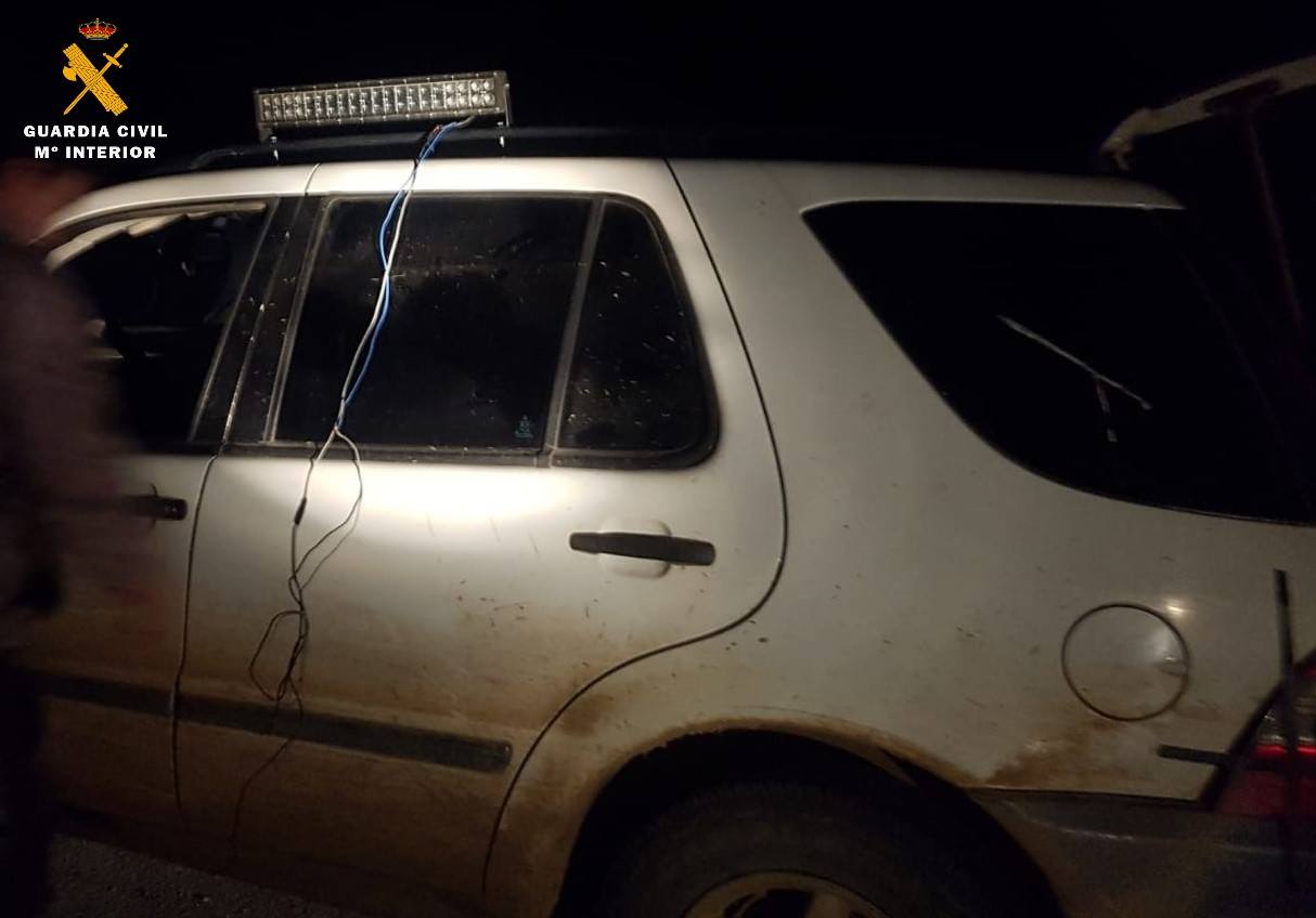 Sorprendido en Palencia un cazador furtivo con armas y restos de sangre en el coche