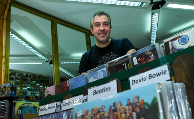 La música en vinilo revive en Valladolid con una nueva tienda de discos que reúne los fondos de Charly Blues