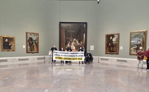 Víctimas de la colza se encierran en el Prado delante de 'Las Meninas'