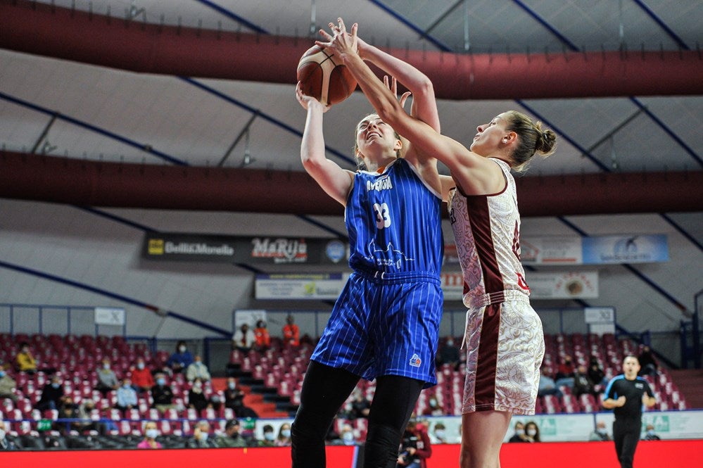 Katie Lou Samuelson ya comanda a un gran Avenida en Italia (56-71)