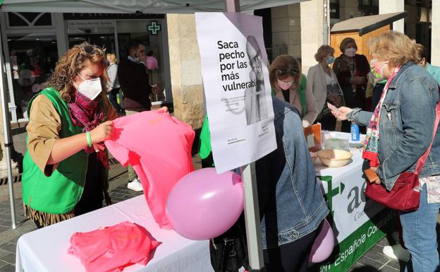 La asociación del cáncer recaba en Palencia fondos para sumar a los 11.000 euros de la marcha
