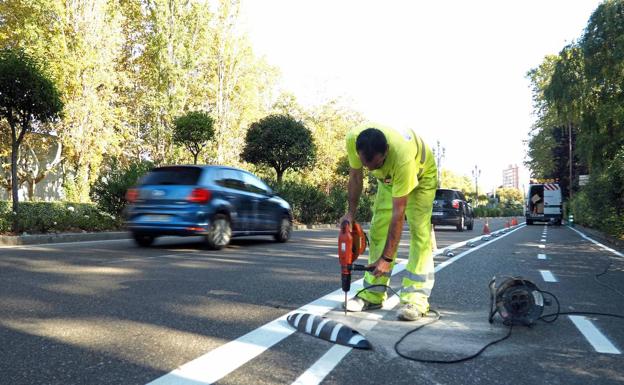 Cortada la plaza de los Arces para la peatonalización de una zona de la vía