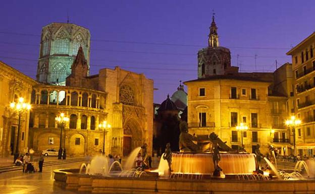 Lo difícil que es leer el periódico en Valencia