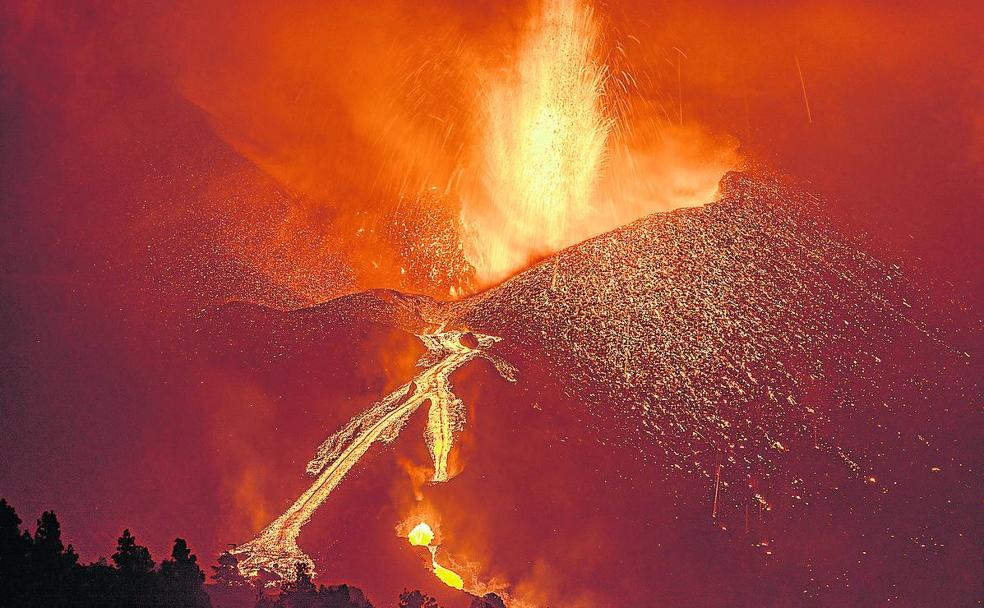 Un fotógrafo segoviano: «Junto al volcán notas cómo ruge la naturaleza»