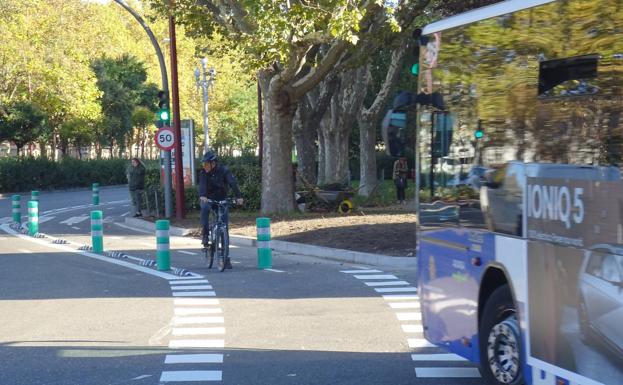 Diecinueve segundos entre coches y autobuses en el carril bici de Zorrilla