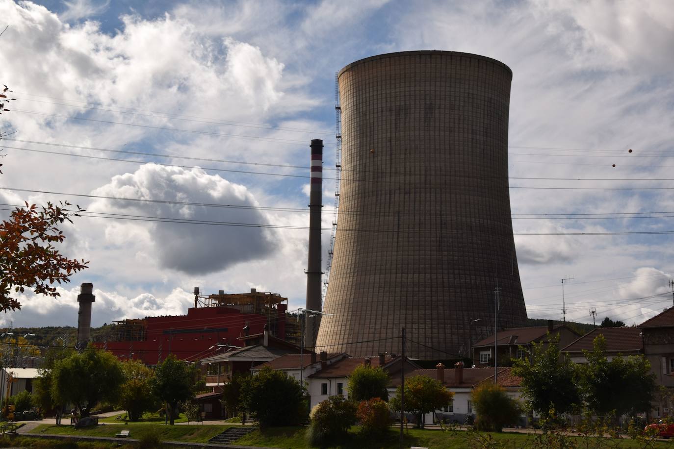 La Térmica de Velilla reducirá a escombros su torre de refrigeración este jueves