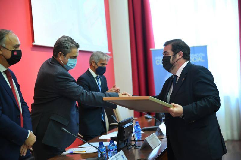 La UVA premia a los Institutos de Estudios Europeos y de Urbanismo y a las empresas föra forest y Collosa