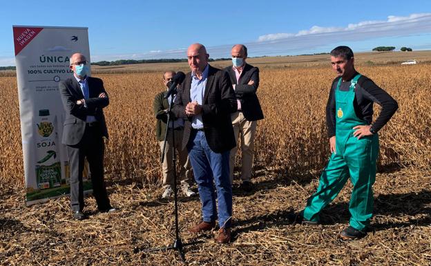 Carnero destaca las posibilidades de la plantación de soja en los campos de la Comunidad