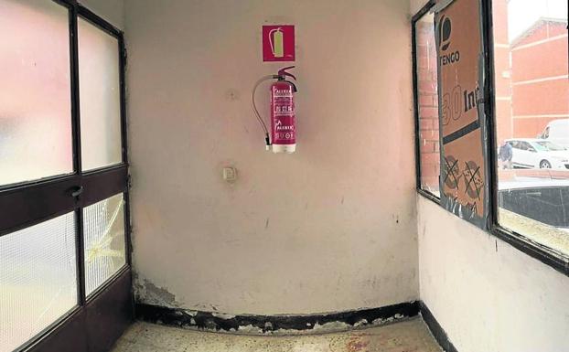 Cartones para que no entre el frío en el cuartel de la Guardia Civil en Boceguillas