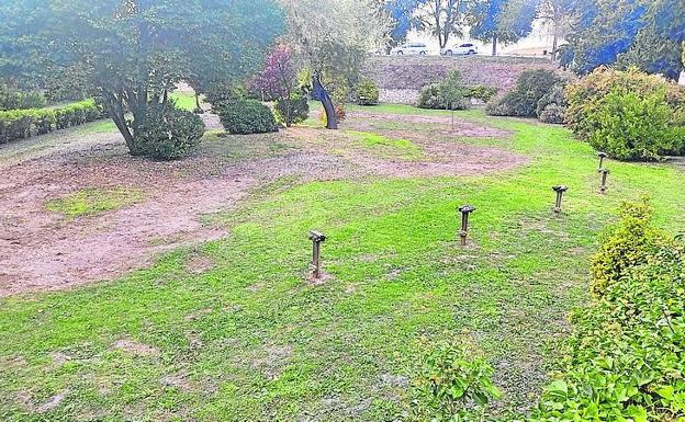 El Ayuntamiento de Cuéllar instala un área canina en el parque de Huerta del Duque