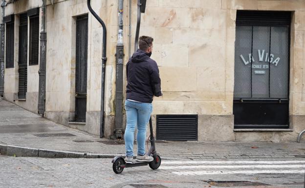 La Policía Local de Salamanca refuerza la vigilancia para impedir la circulación de patinetes y bicicletas por las aceras