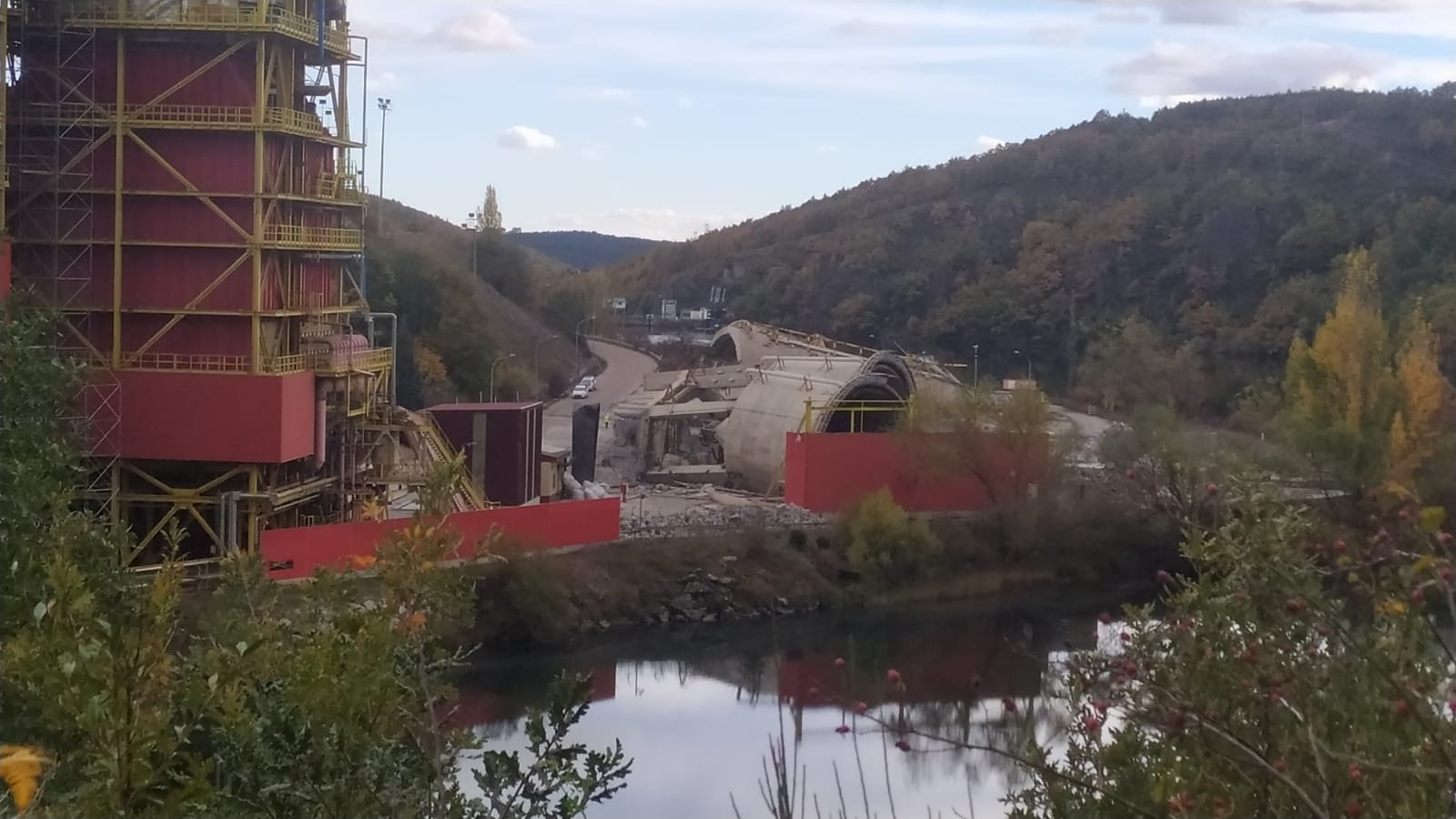 Expectación en Velilla minutos antes de la voladura de la torre de la Térmica
