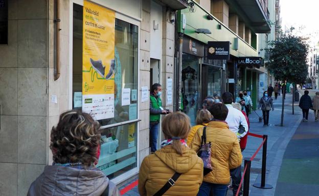 Largas colas en la primera jornada de inscripción para la Marcha Contra el Cáncer de Valladolid