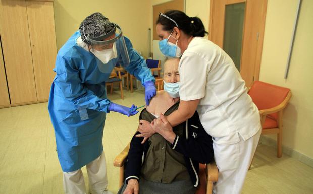 Empieza la doble vacunación frente a la covid y la gripe con la mayor incidencia en 50 días