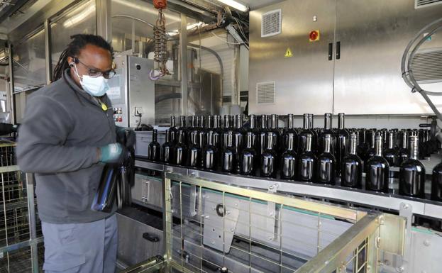 Las bodegas alertan de un parón en el mercado ante la escasez de botellas