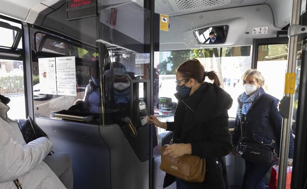 Habituales del bus tiran de bono y muy pocos añoran el pago en metálico en Auvasa