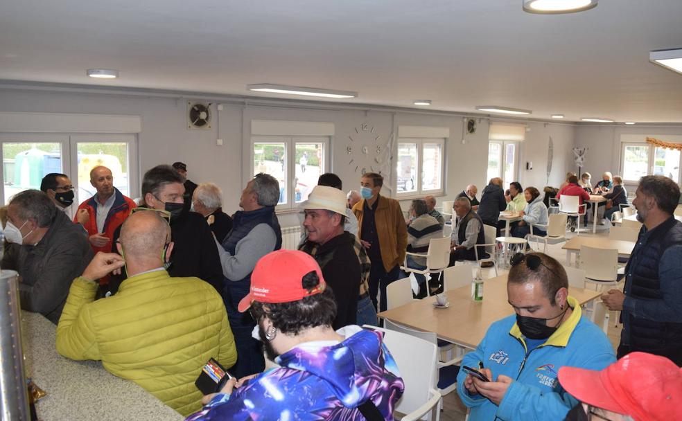Pastas y bocadillos para los vecinos del barrio de Las Cortes de Velilla