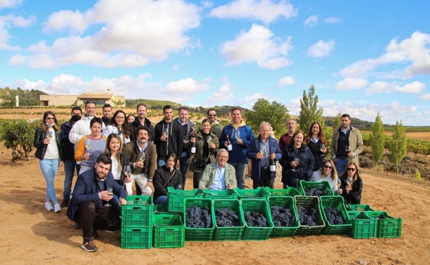 Sumilleres y restauradores participan de la vendimia de Valduero