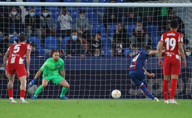 Al Atlético se le escapa la victoria con polémica