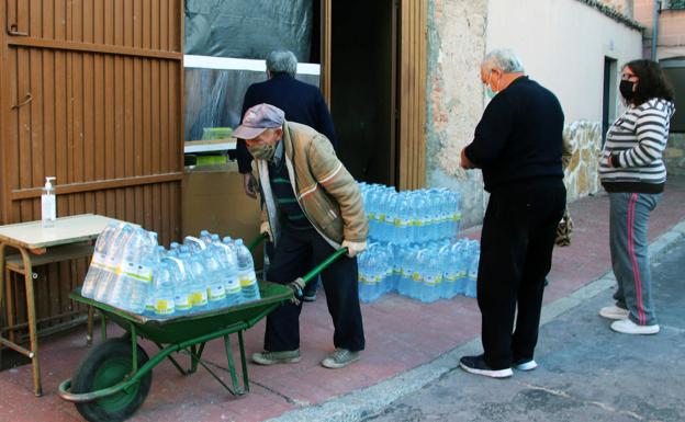 Vuelta al agua embotellada, con resignación, en Lastras de Cuéllar