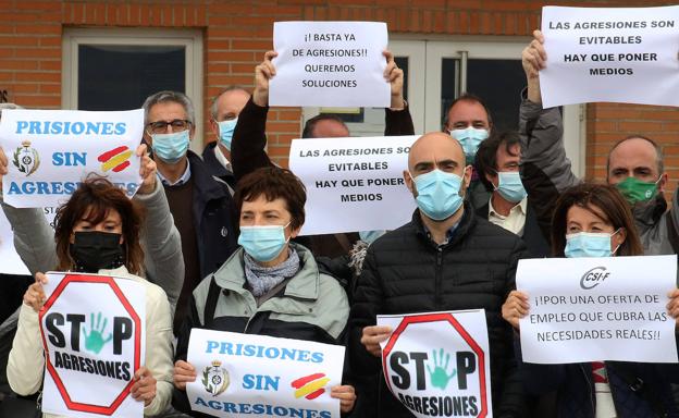 Personal de la cárcel protesta contra las agresiones y la falta del 25% de la plantilla