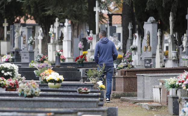 Horarios especiales y acceso restringido a vehículos en el cementerio de Palencia