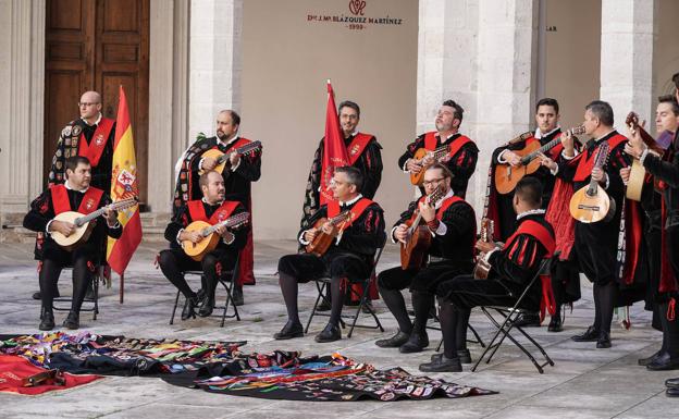 La tuna de Derecho de Valladolid rinde homenaje a los afectados por la erupción el volcán de La Palma